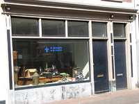 820588 Gezicht op de winkelpui van het pand Lange Smeestraat 35 (In- en Verkoop De Uitdragerij ) te Utrecht.N.B. Rond ...